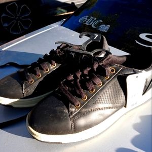 Black pair of memory foam shoes super comfy good for work!!